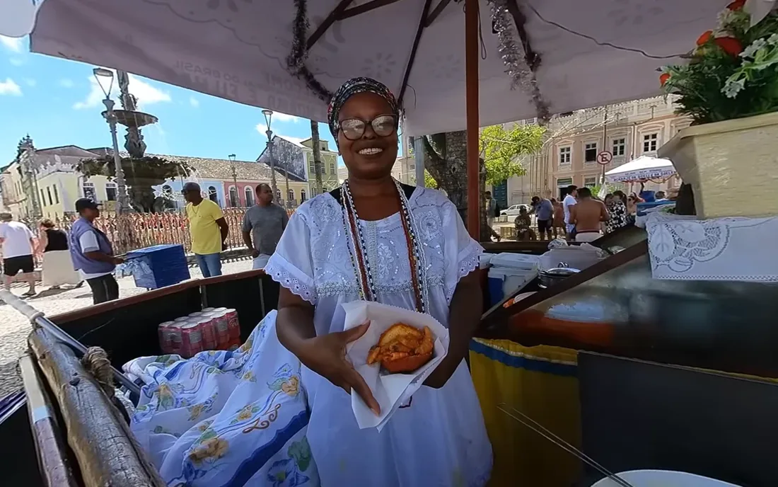 Baiana de acarajé sorrindo no Pelourinho