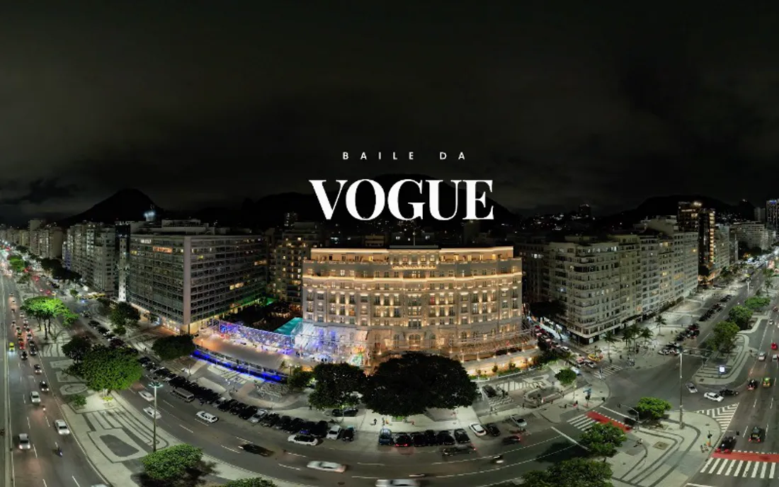 Copacabana Palace iluminado à noite, visto do alto