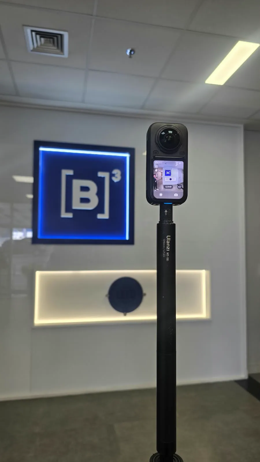 Câmera 360° diante do logo da B3