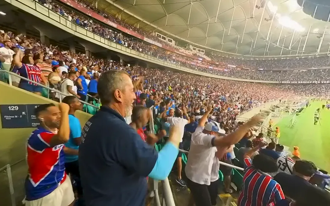 Torcida do Bahia comemorando gol na Arena Fonte Nova