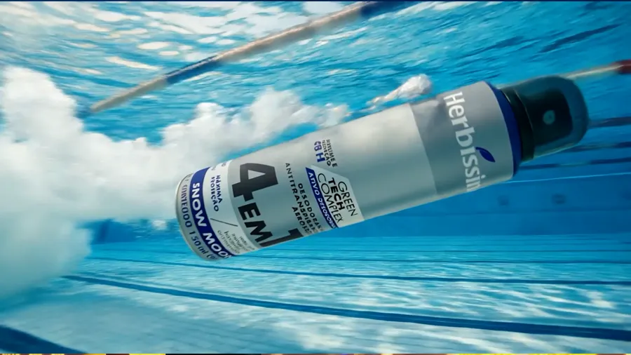 Desodorante Herbíssimo dentro de uma piscina
