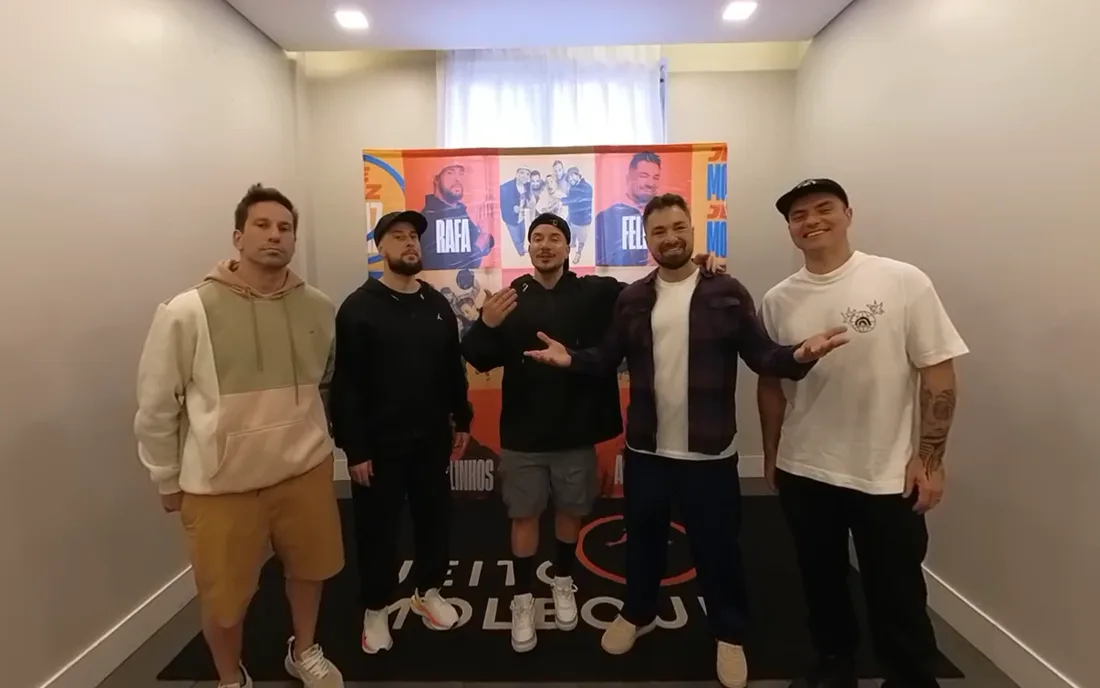Integrantes do grupo Jeito Moleque nos bastidores