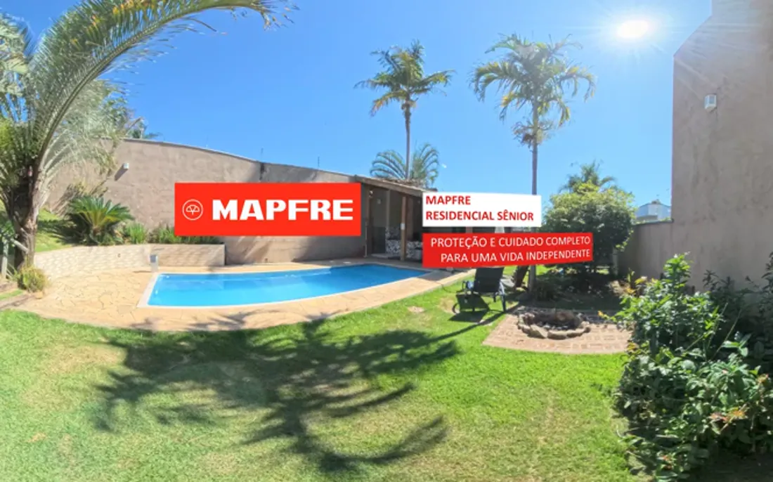 Quintal com piscina de uma casa, com a marca MAPFRE