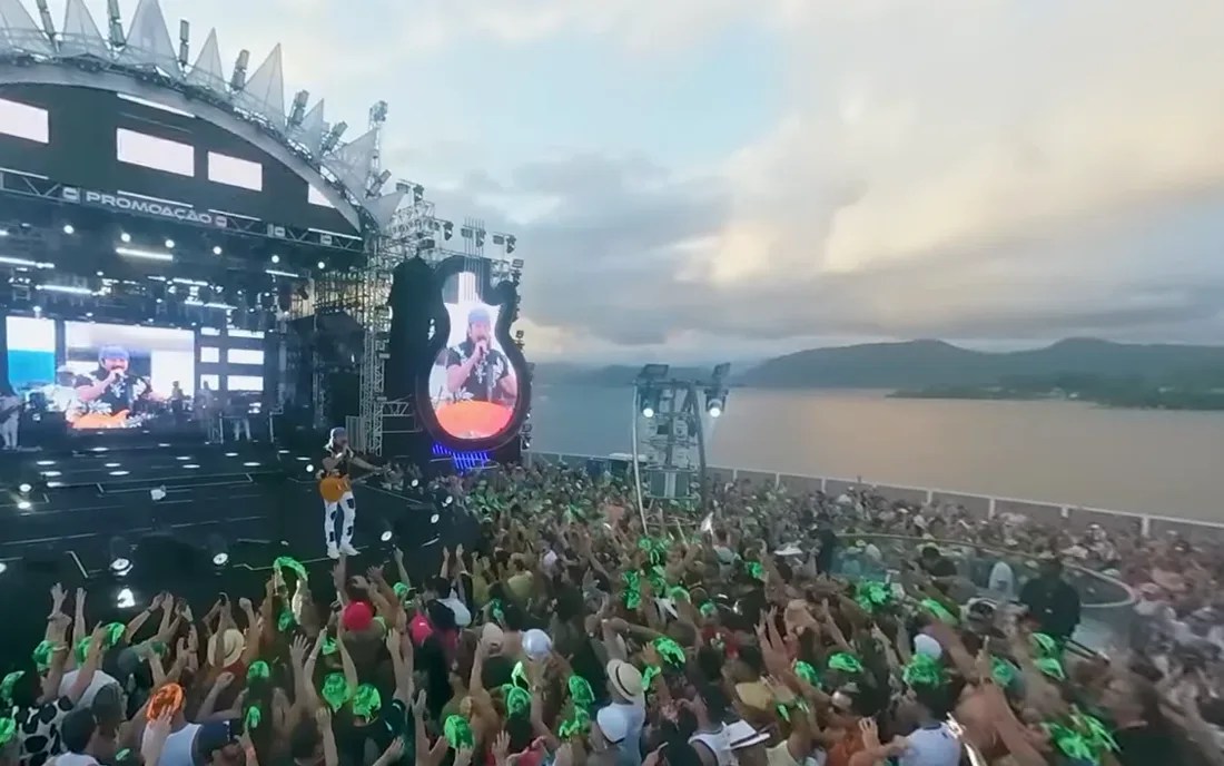 Show num navio com a plateia de frente para o palco e o mar ao fundo