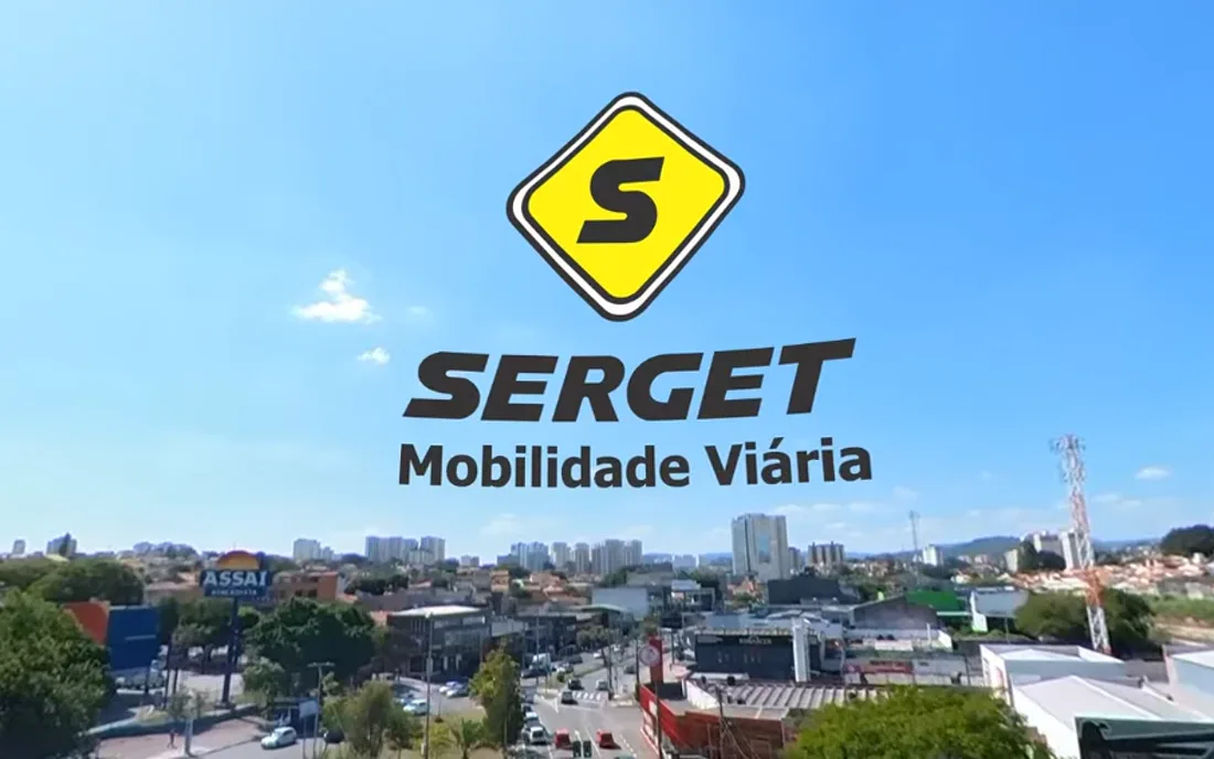 Avenida movimentada vista do alto com a marca Serget