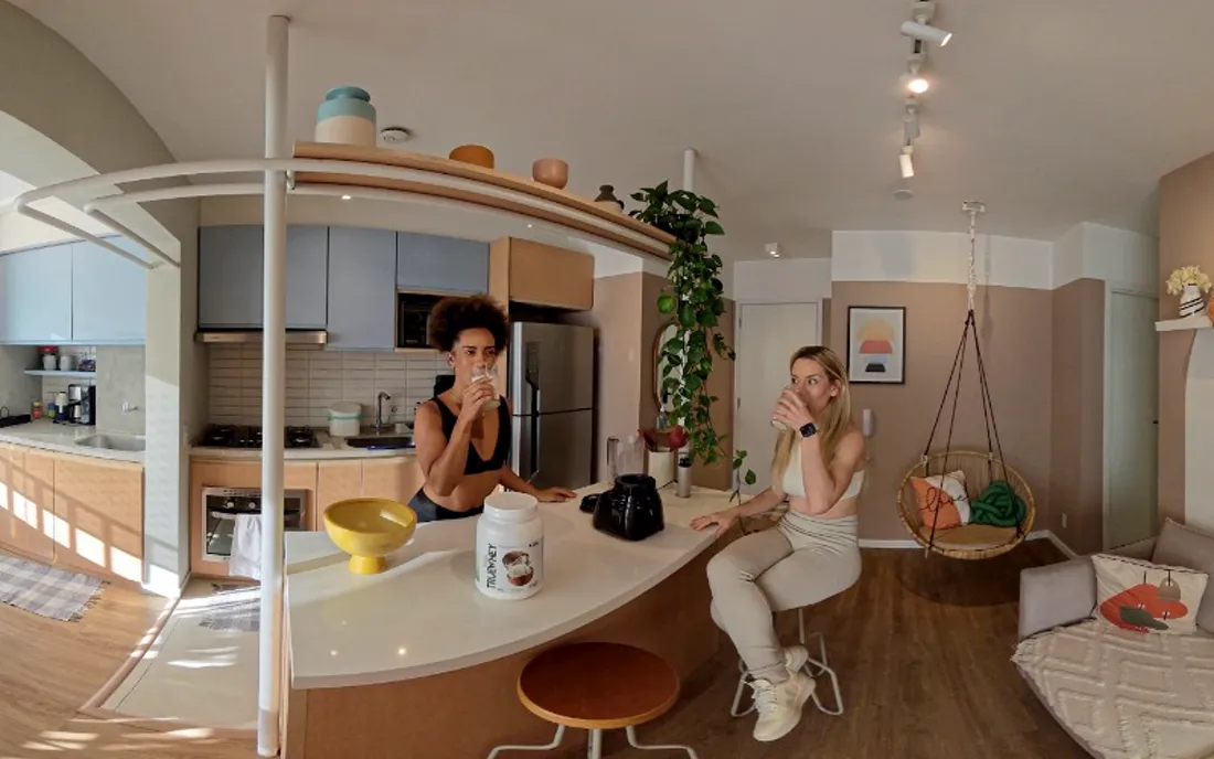 Duas mulheres em uma cozinha