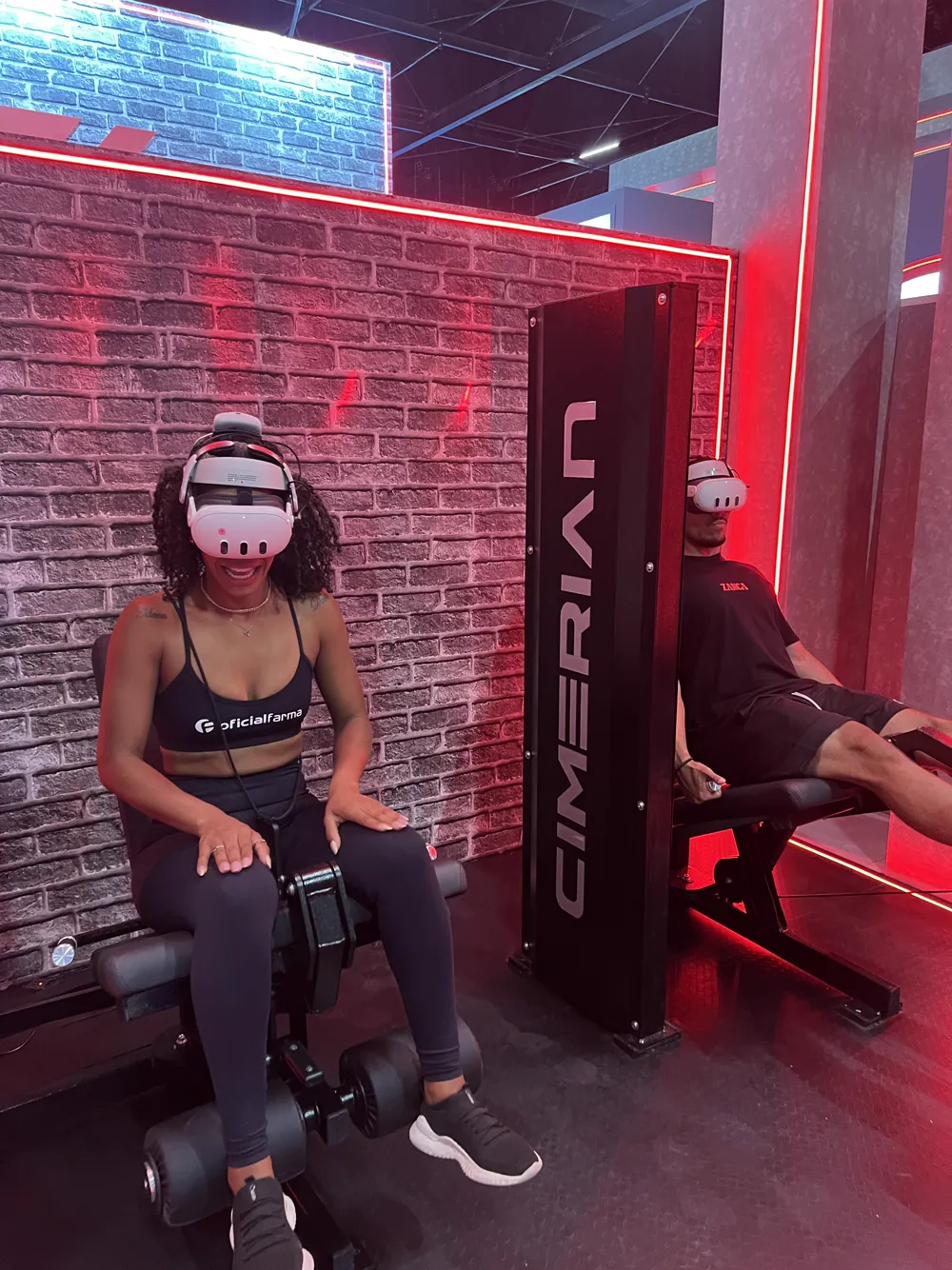 Visitante sorrindo com óculos VR em um aparelho de academia