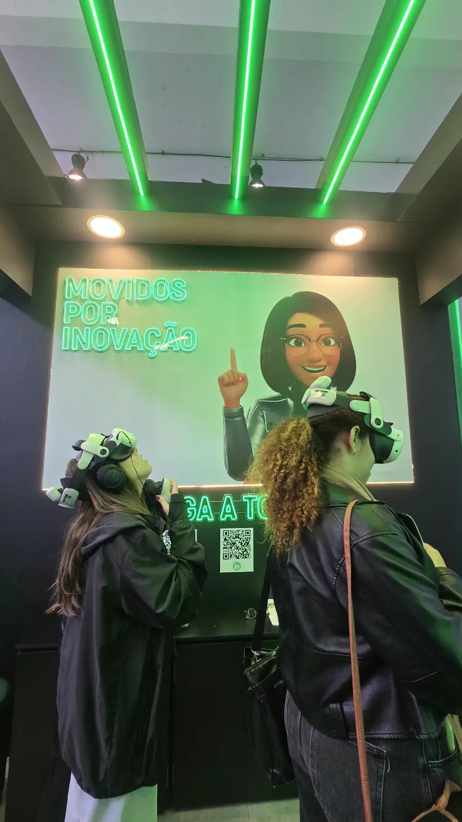 Visitantes usando óculos VR no estande da Tokio Marine