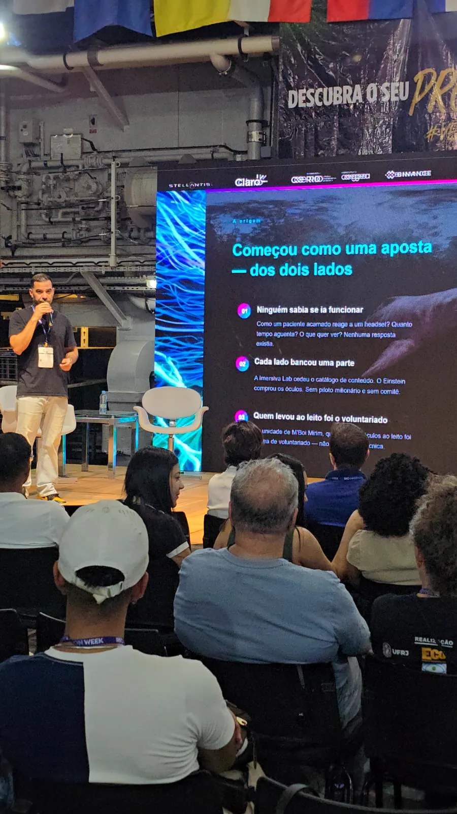 Tuca Moraes palestrando sobre realidade virtual em hospitais no Rio Innovation Week